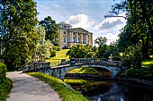 San Pietroburgo - il parco di Pavlovsk col Grand Palace visto dal ponte dei centauri. 